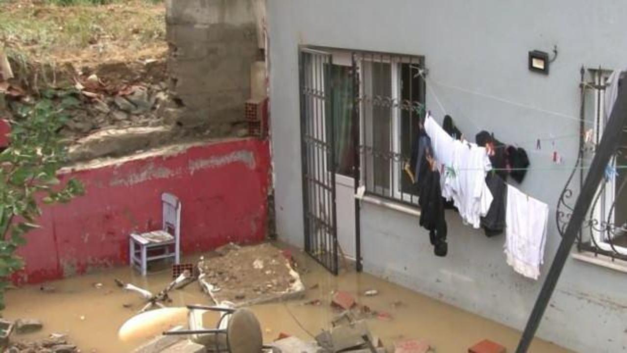 Ey&uuml;psultan'da yağmur nedeniyle inşaat duvarı yıkıldı