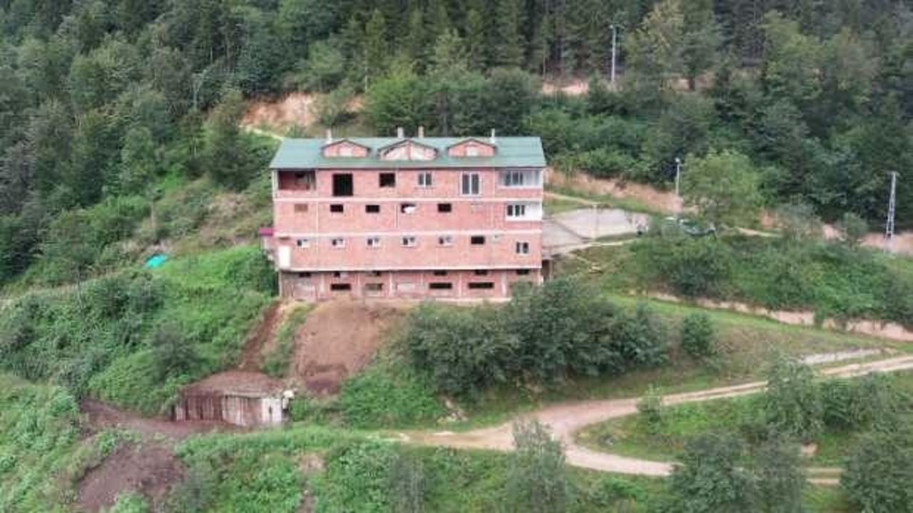 İnekleri i&ccedil;in 4 katlı apartman yaptı