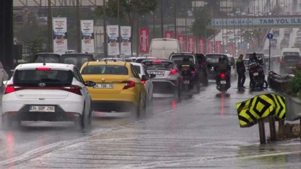 İstanbul'da sağanak yağış etkili oldu, yollar göle döndü