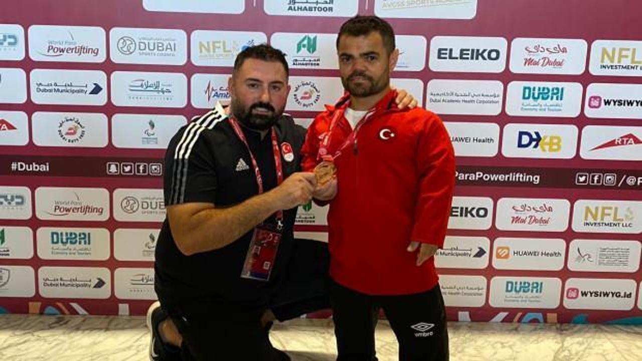 Milli sporcu Abdullah Kayapınar'dan g&uuml;m&uuml;ş madalya