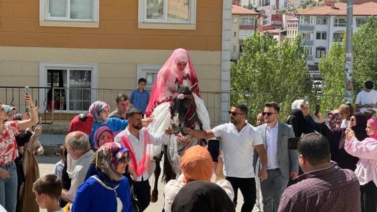 Kayınpeder muradına erdi! Modern gelin geleneklere sadık kaldı 