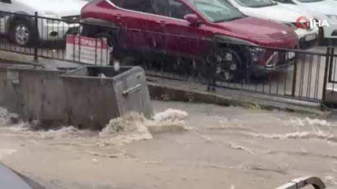 Rize'de sağanak yağış nedeniyle cadde ve sokaklar g&ouml;le d&ouml;nd&uuml;