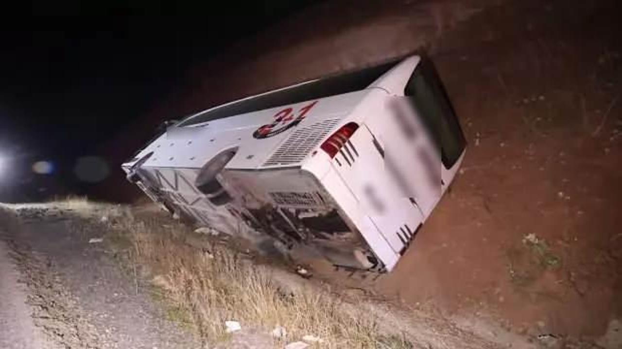 Sivas'ta otob&uuml;s devrildi: 24 yaralı
