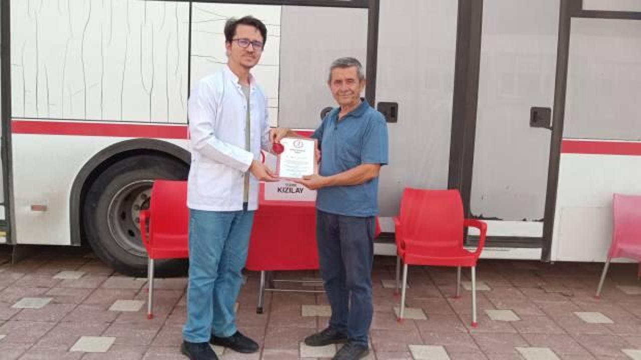 Türk Kızılayından 17 defa kan bağışı yapan vatandaşa madalya 