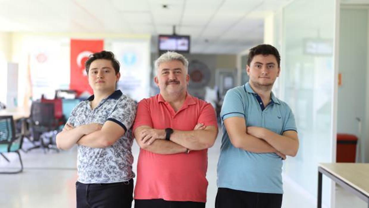 18 &uuml;niversite bitirdi! İki oğluyla sınıf arkadaşı oldu