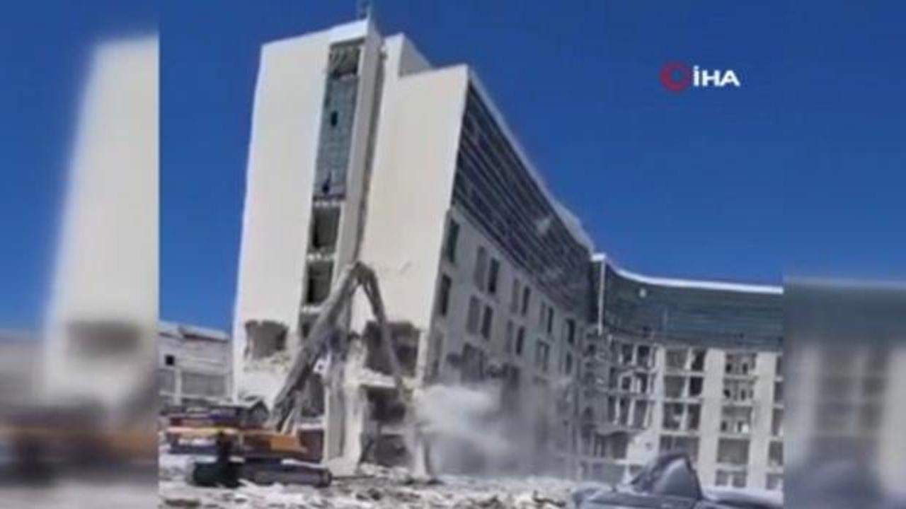 6 katlı hastane bloğunun yıkılma anı kamerada 