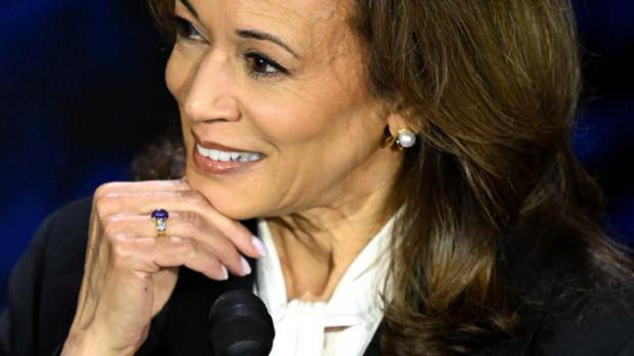 Bomba iddia: Kamala Harris, Trump  ile tartışırken ileri teknoloji bir küpe kullandı!