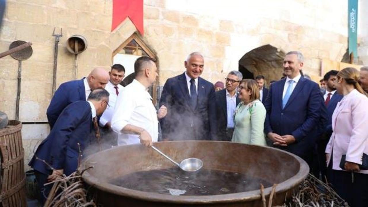 Bakan Ersoy ve Başkan Şahin, üzüm pekmezi yaptı