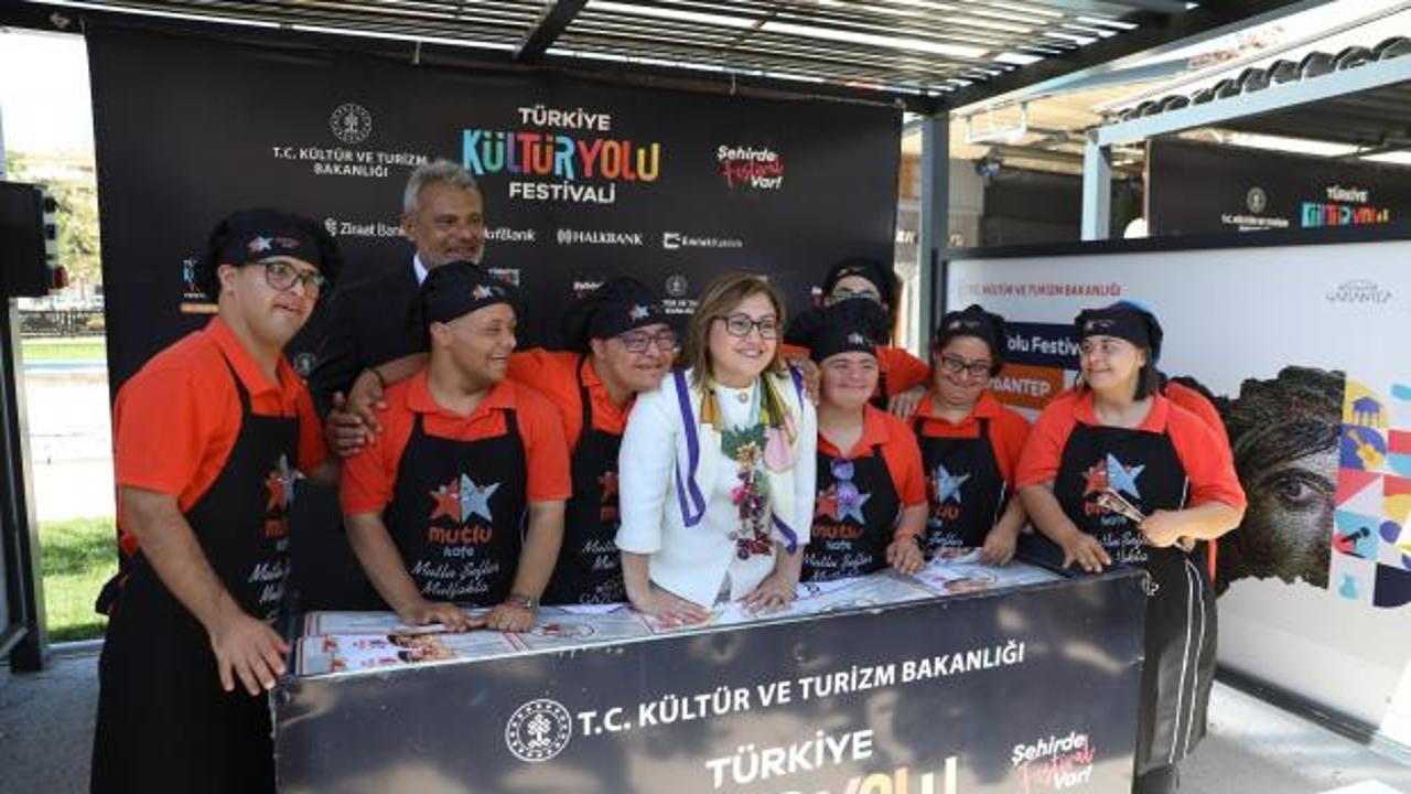 Başkan Şahin, festival alanında vatandaşlarla sohbet etti 