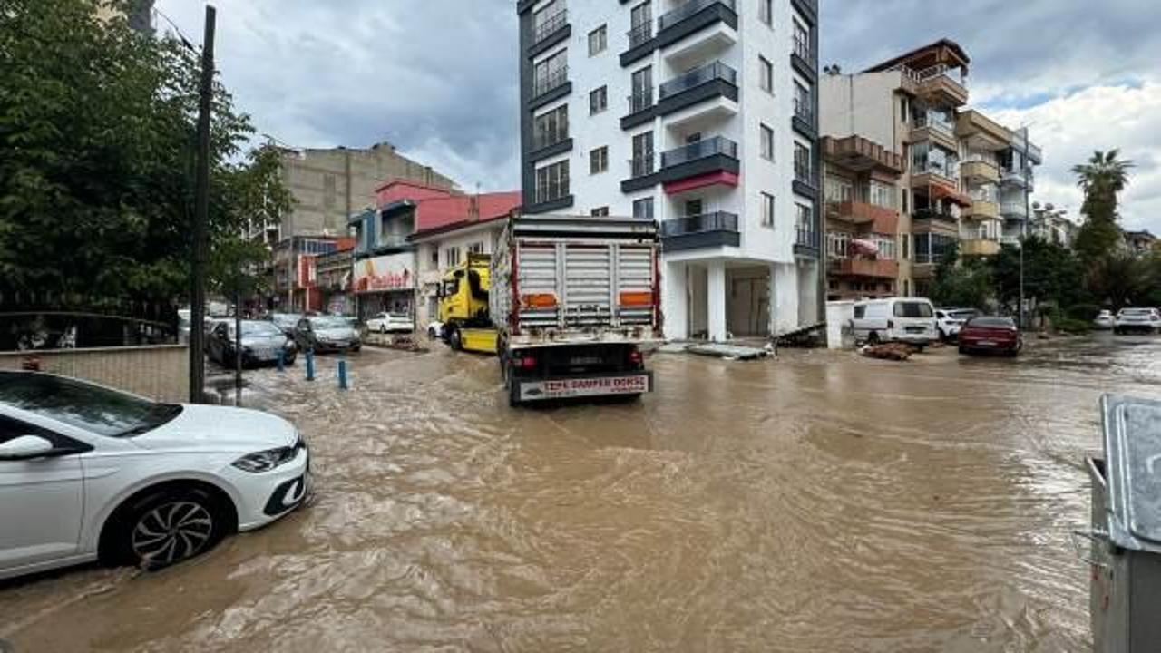 Erdek'te sağanak: Balıkçı tekneleri karaya vurdu, yollar göle döndü