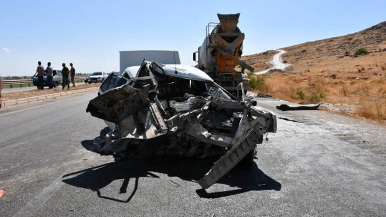 Hatay'da dehşet veren kaza! Beton mikseri otomobili sürükledi: 2 ölü