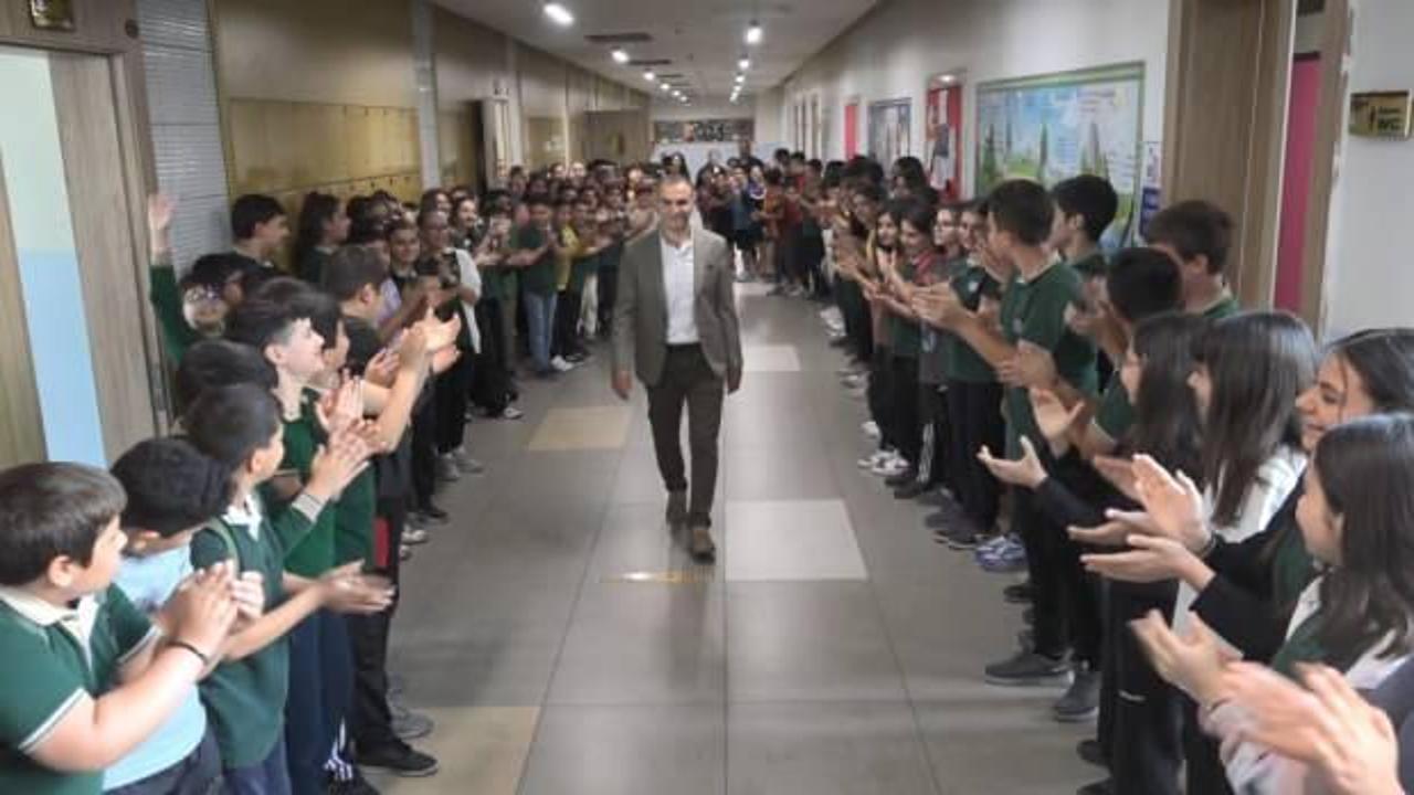 Kanseri yenen Seydi &ouml;ğretmen, &ouml;ğrencilerine d&ouml;nd&uuml; 