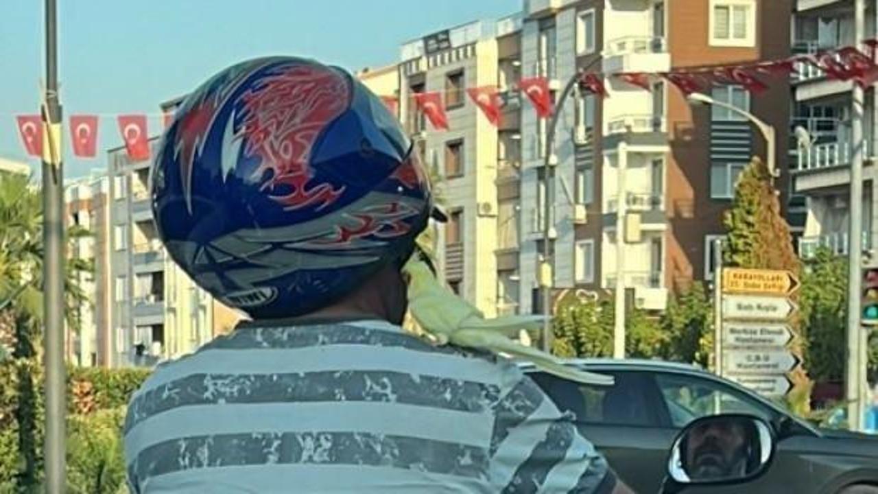 Manisa’da omzunda papağanla motosikletle yolculuk yaptı