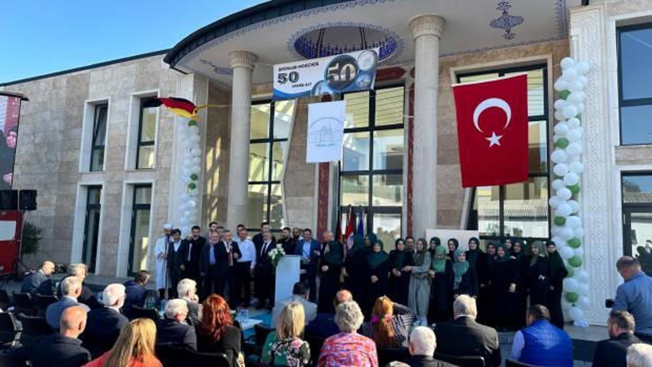 Almanya'da IGMG Br&uuml;hl Camisi dualarla ibadete a&ccedil;ıldı