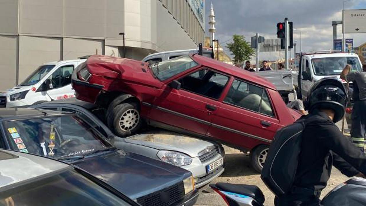 Ankara&rsquo;da ilgin&ccedil; kaza! &Ccedil;arptığı otomobilin &uuml;st&uuml;nde asılı kaldı
