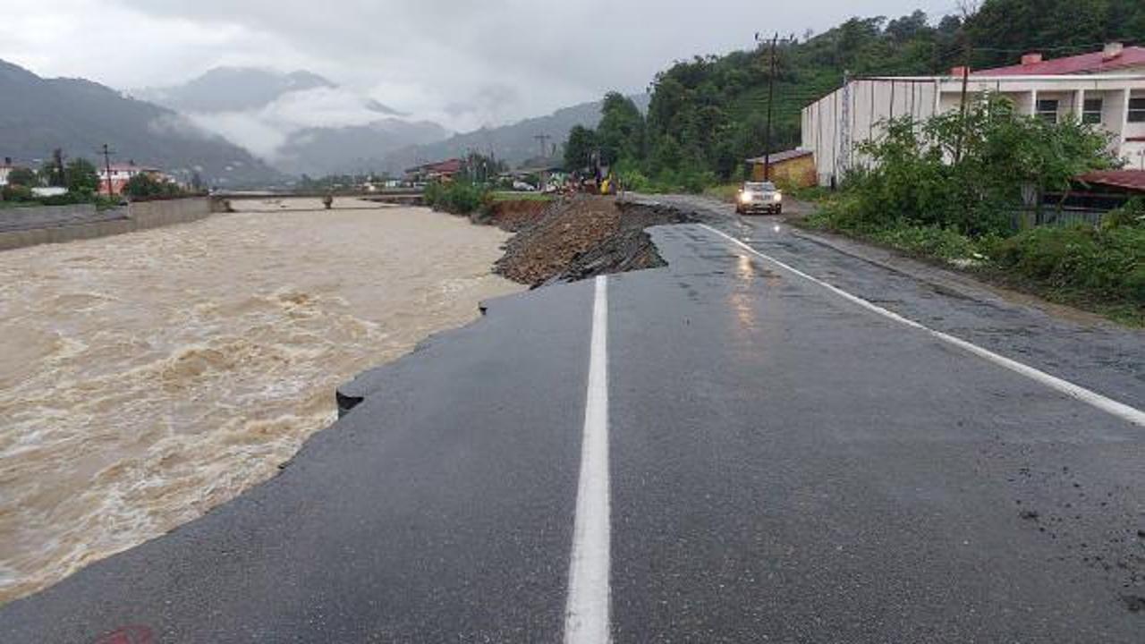 Artvin'de taşkın ve heyelan: Yol &ccedil;&ouml;kt&uuml;!