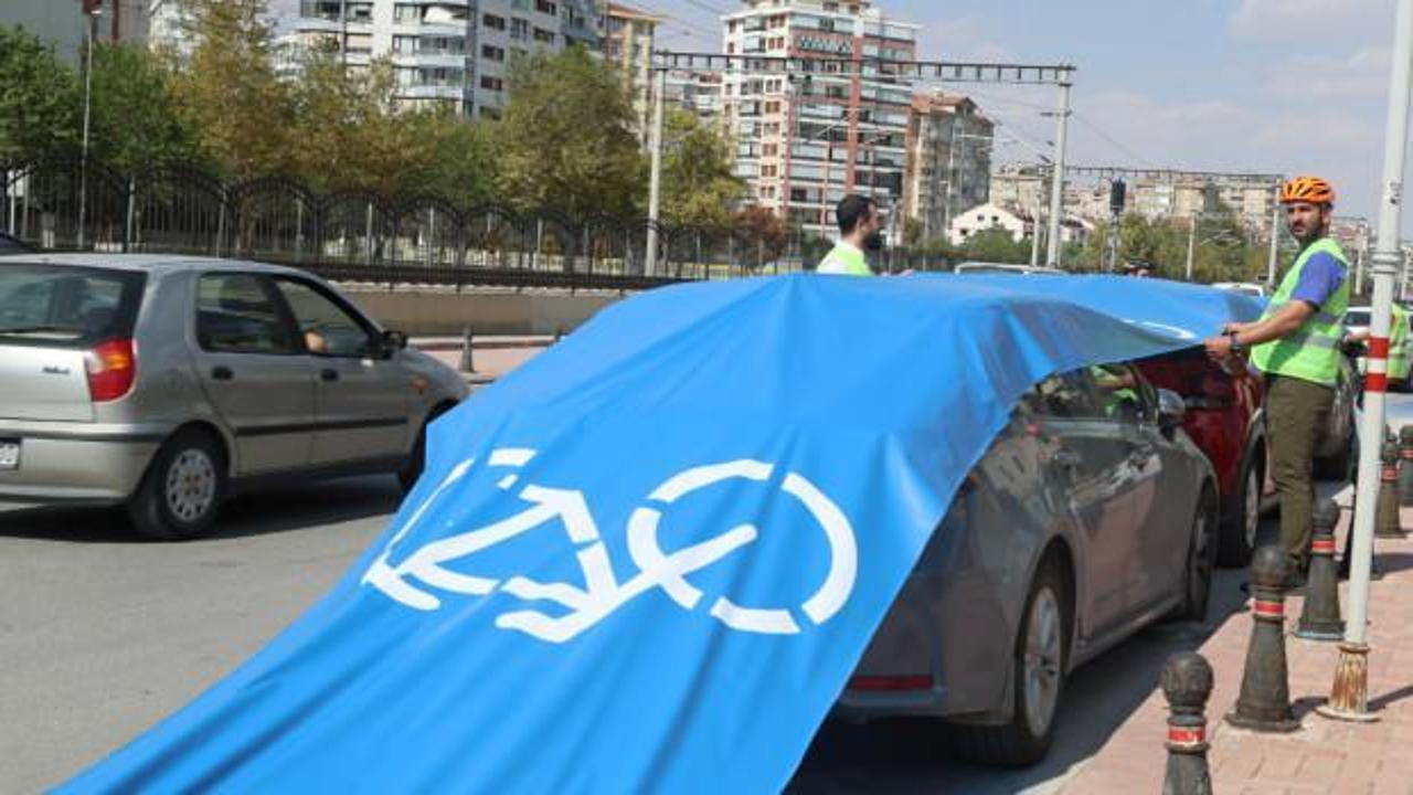 Bisiklet yolunu işgal eden ara&ccedil;ların &uuml;zeri mavi brandayla kaplandı