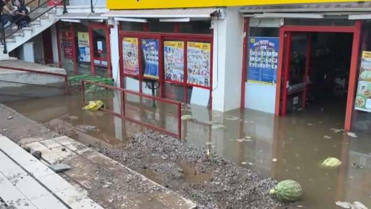 Bodrum'da ana isale hattı patladı! Market &ccedil;alışanlarını vatandaşlar kurtardı