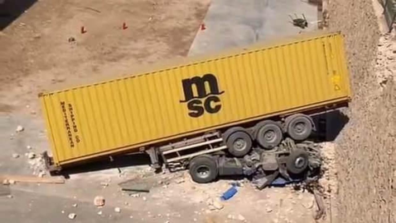 Bursa'da tır mobilya fabrikasının bah&ccedil;esine u&ccedil;tu! 