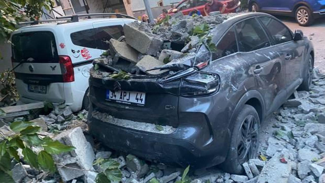 Ey&uuml;psultan'da gecekondu duvarı &ccedil;&ouml;kt&uuml;! 3 ara&ccedil; kullanılmaz halde