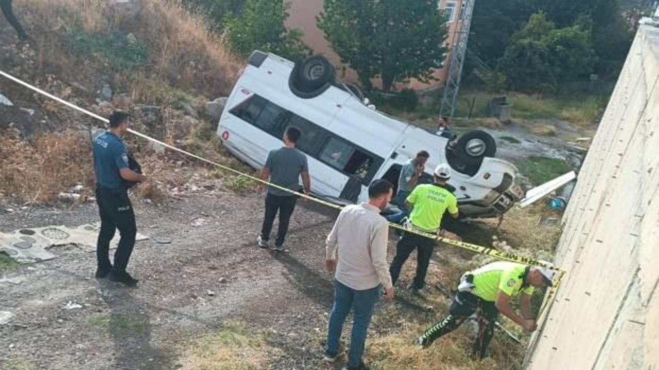 Fındık işçilerini taşıyan minibüs 10 metreden uçtu: 14 yaralı