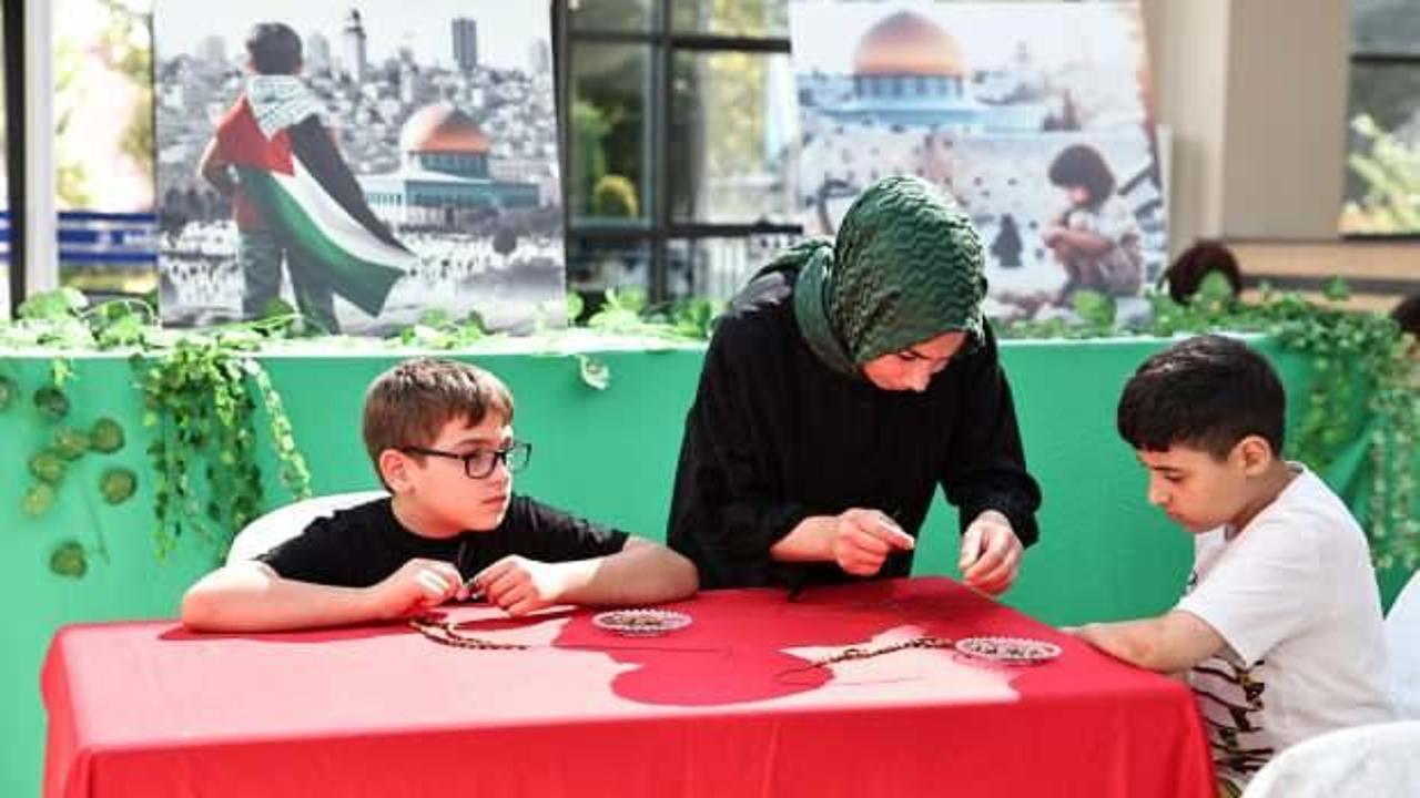 Gazze’deki zeytin ağacı katliamını zeytin çekirdeğinden tespih yaparak protesto ettiler