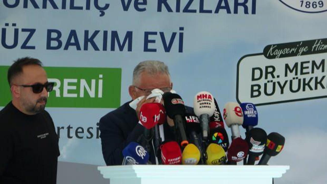 Kayseri Belediye Başkanı B&uuml;y&uuml;kkılı&ccedil;'ın duygusal anları: G&ouml;zyaşlarını tutamadı