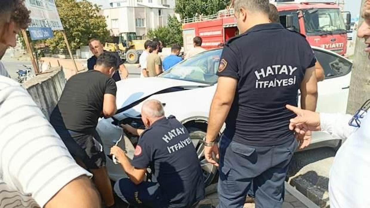 Otomobil ile polis aracı &ccedil;arpıştı; 3'&uuml; polis, 5 yaralı