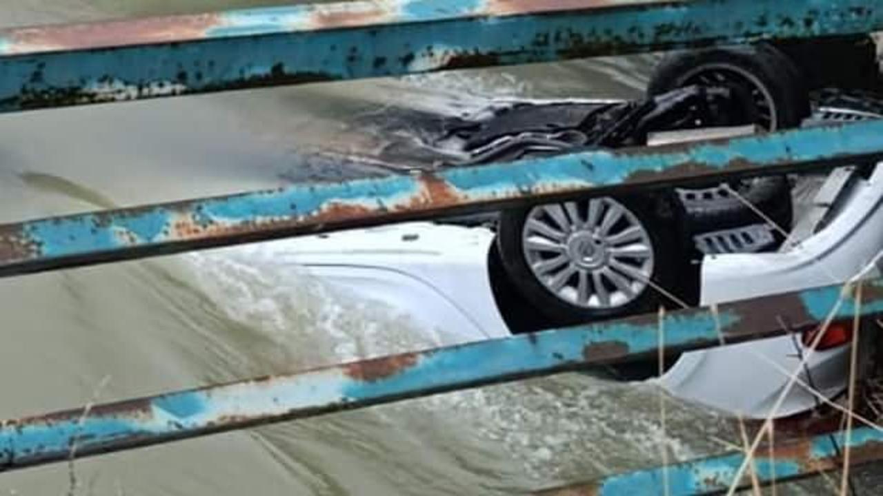 Otomobil kanala u&ccedil;tu; anne-baba &ouml;ld&uuml;, kızları y&uuml;zerek kurtuldu