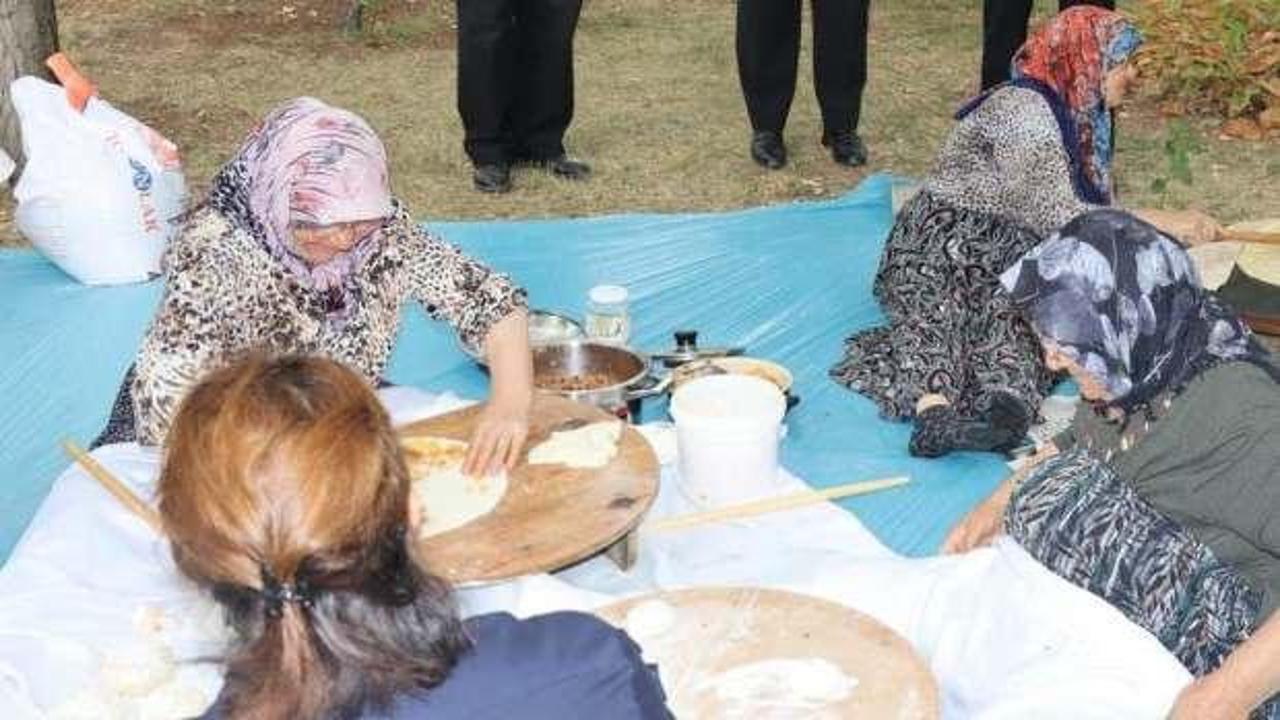 Şehit anneleri askerlere gözleme yaptı