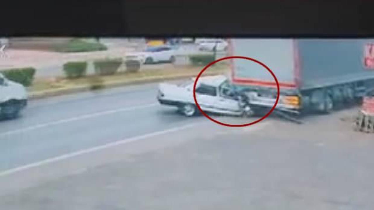 Tofaş park halindeki tıra ok gibi saplandı! Feci kaza kamerada