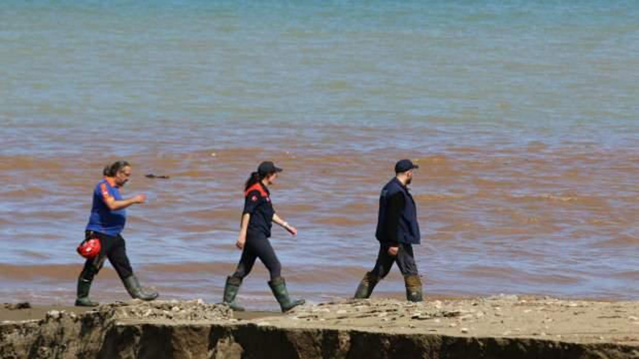 Trabzon&rsquo;da sel sonrası Karadeniz renk değiştirdi; kayıp kişi aranıyor