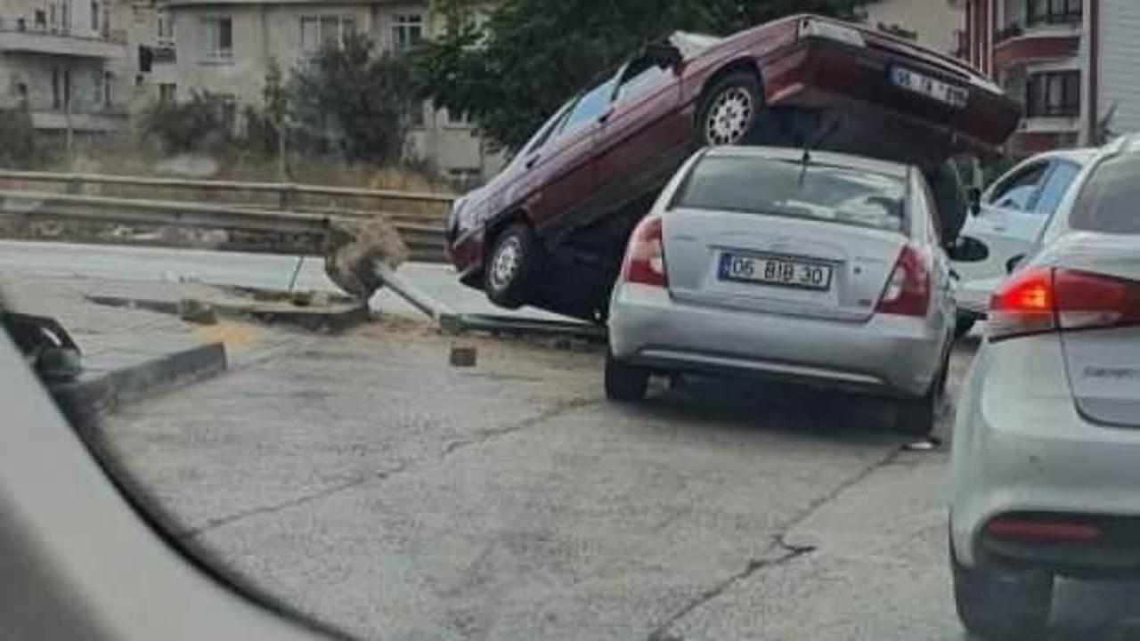 Trafik lambasına çarpan otomobil, ışıkta bekleyen otomobilin üzerine çıktı!