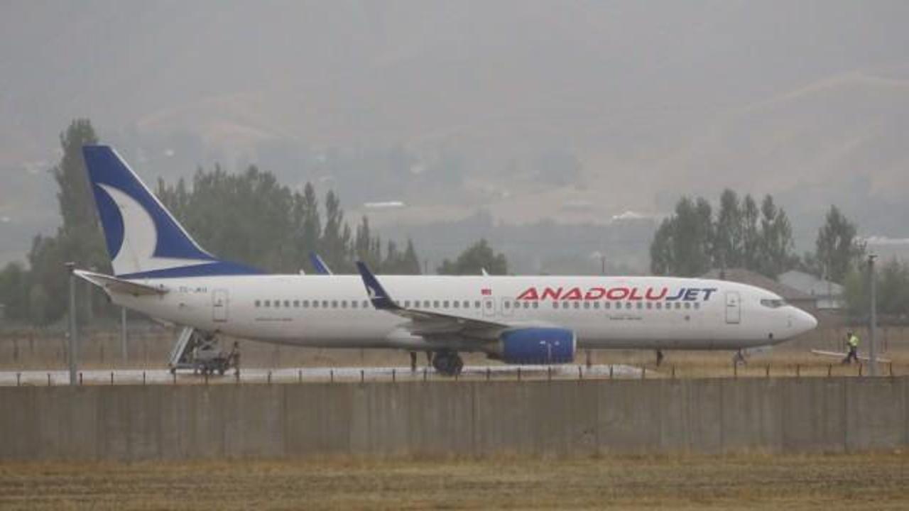 Yolcu uçağı pistten çıktı