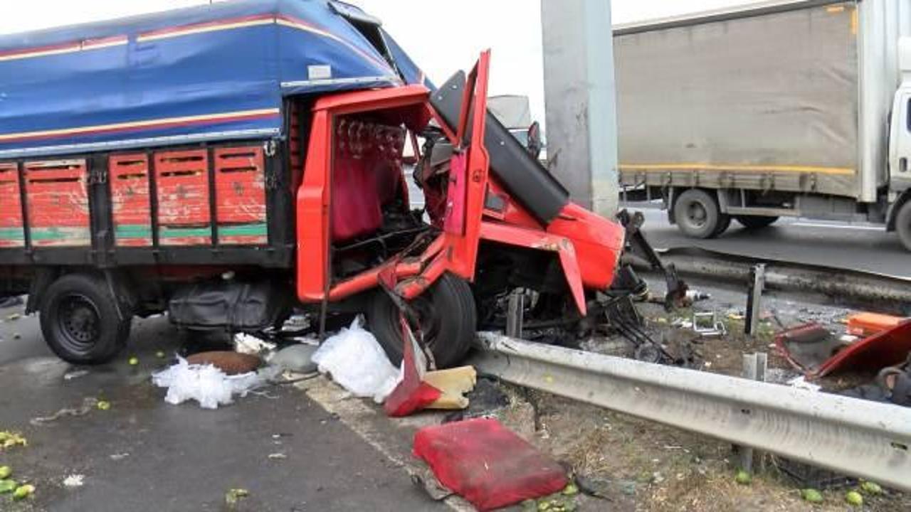 Y&ouml;n tabelasına &ccedil;arpan kamyonetin motoru fırladı