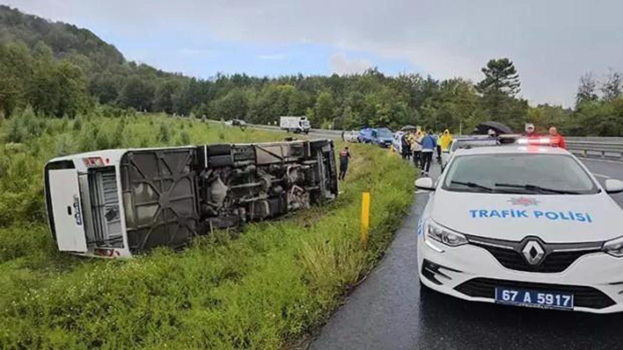Zonguldak'ta yolcu midib&uuml;s&uuml; devrildi: 9 yaralı