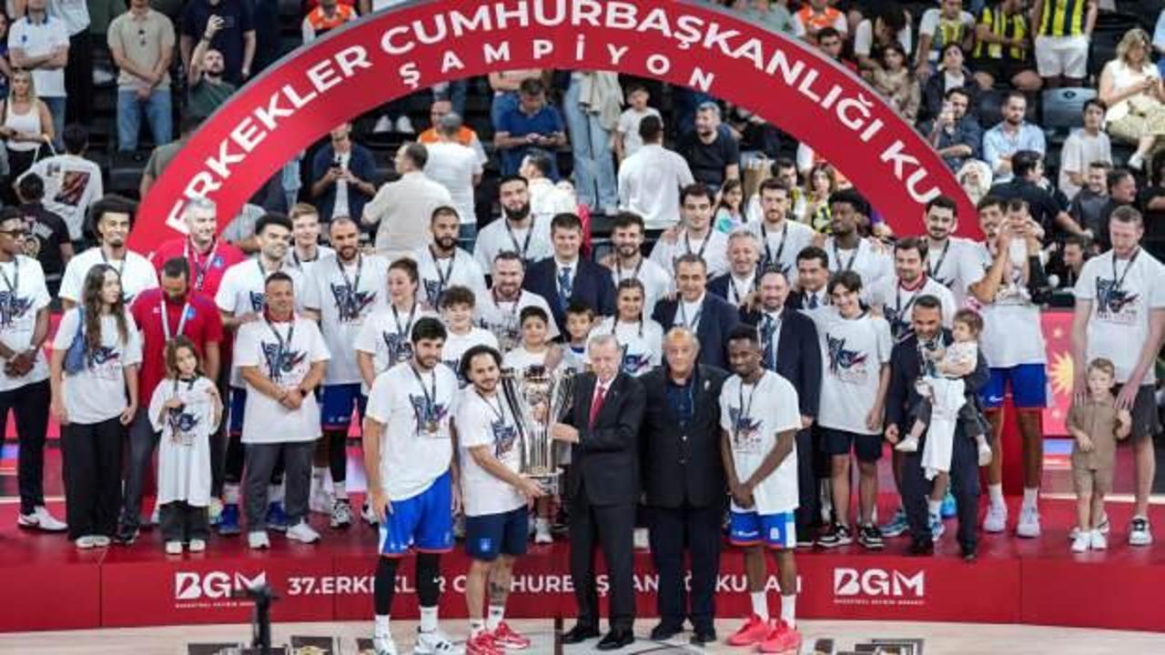 Anadolu Efes kupayı Başkan Erdoğan'ın elinden aldı!