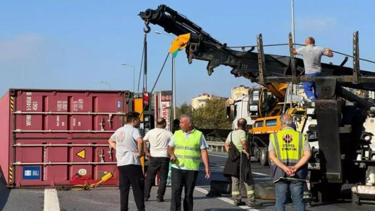 Avcılar D-100 Karayolunda TIR devrildi; yan yol trafiğe kapatıldı
