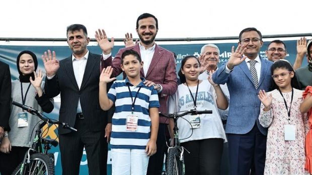 Bağcılar'da okuma yarışmalarında başarılı olan öğrencilerin bisiklet sevinci!