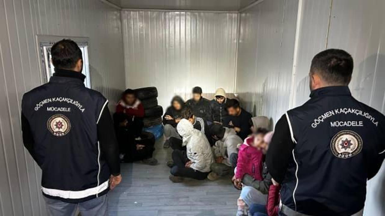  Dur ihtarına uymayan kamyonetten ka&ccedil;ak g&ouml;&ccedil;men &ccedil;ıktı