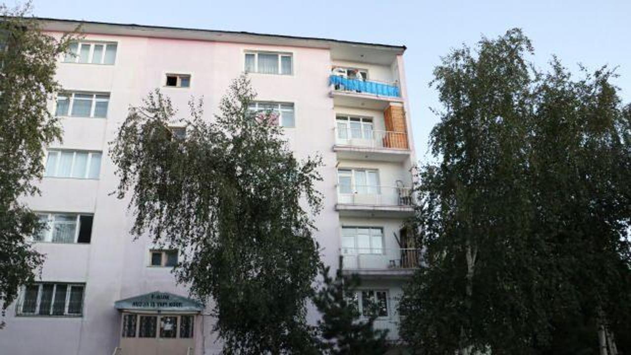Erzurum'da 5'inci kattan d&uuml;şen otizmli gencin durumu ağır