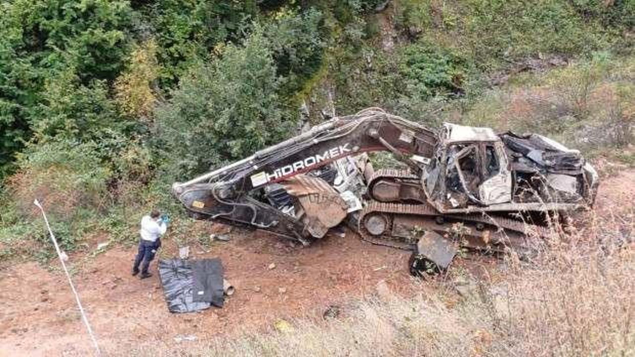 İş makinesi taşıyan kamyon uçurumdan yuvarlandı: 2 ölü