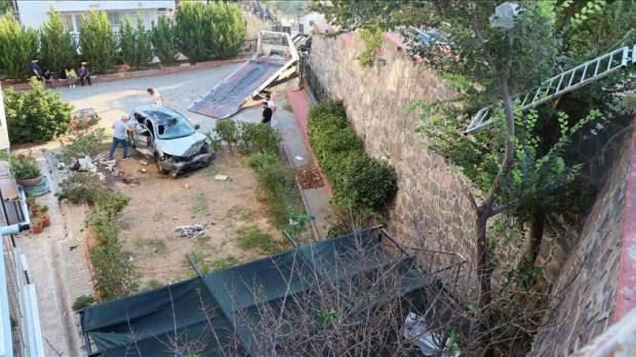 Otomobil 10 metreden apartmanın bahçesine düştü! İşte o anlar
