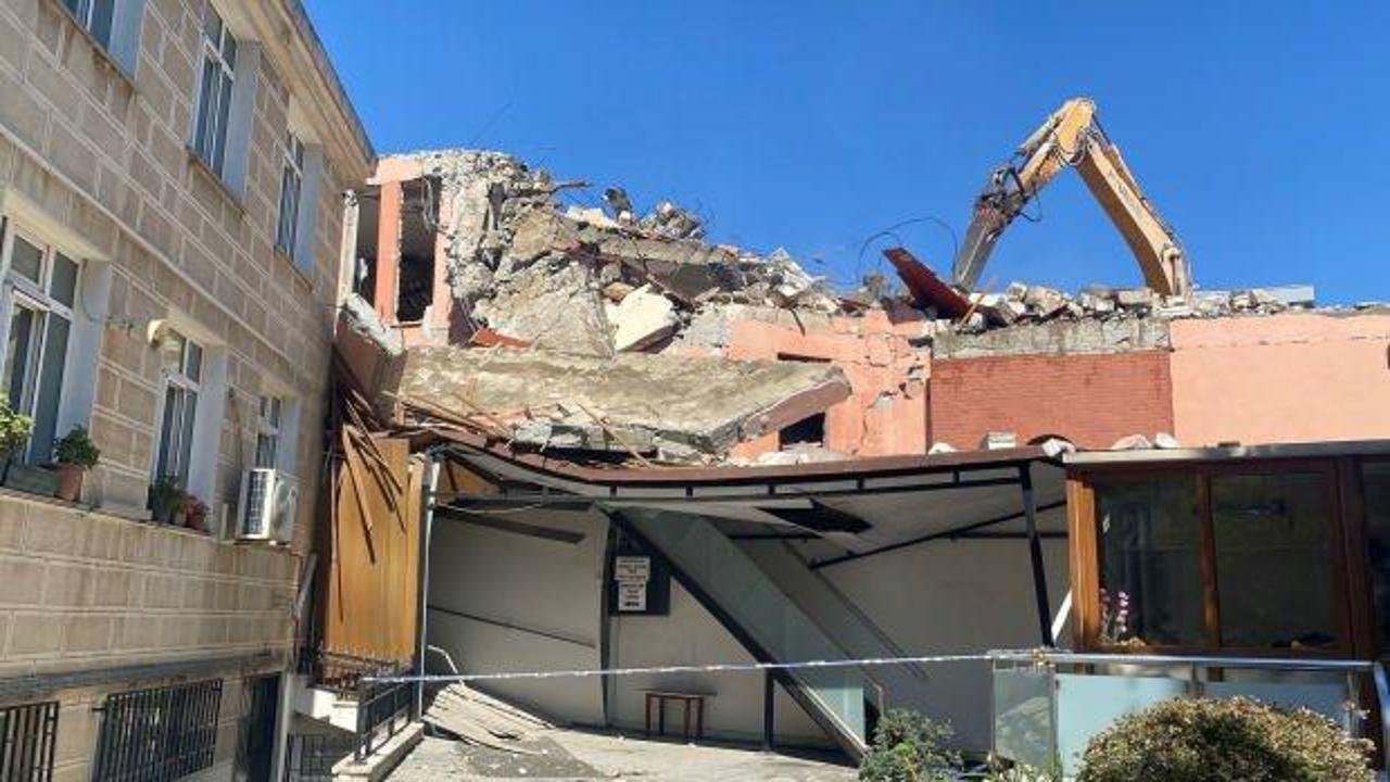  Kadık&ouml;y&rsquo;de bir bina kontroll&uuml; yıkımı yapılırken, cami duvarına &ccedil;&ouml;kt&uuml;