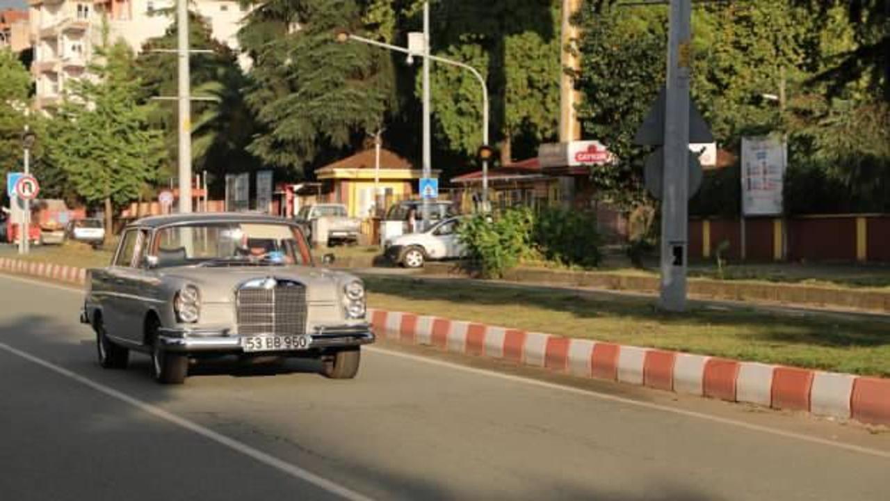 Kendisinden 40 yaş büyük arabasına gözü gibi bakıyor!