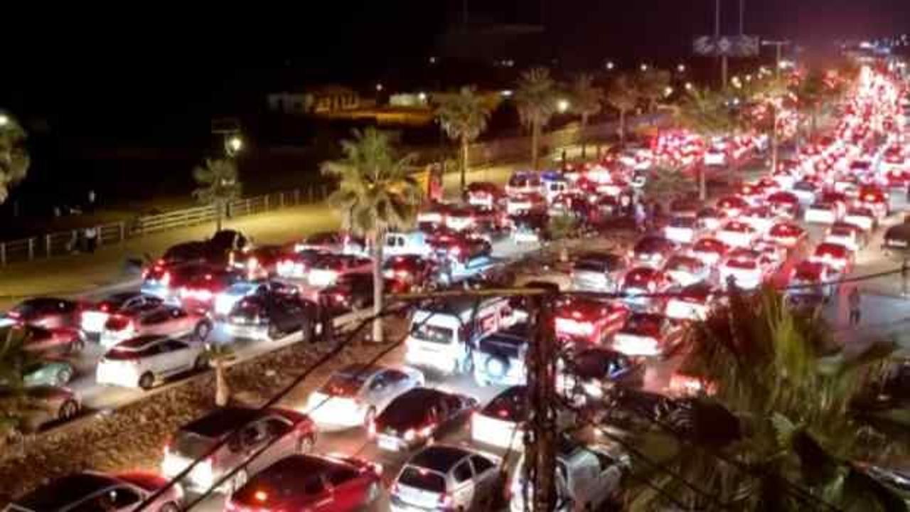 L&uuml;bnan'ın g&uuml;neyinden kuzeyine ka&ccedil;ış s&uuml;rerken binlerce ara&ccedil; saatlerdir trafikte bekliyor