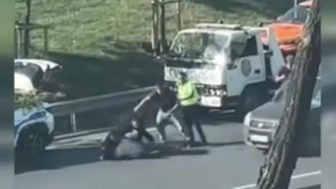 Polise &ccedil;arpıp ka&ccedil;an alkoll&uuml; taksici yakalanınca tekrar saldırdı