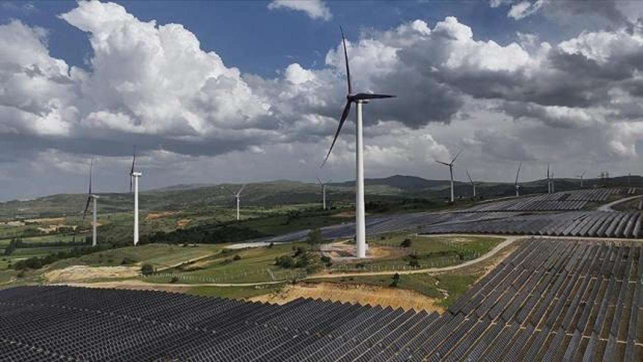 R&uuml;zgar ve g&uuml;neşten elektrik &uuml;retiminde kurulu g&uuml;&ccedil; 30 bin megavatı ge&ccedil;ti