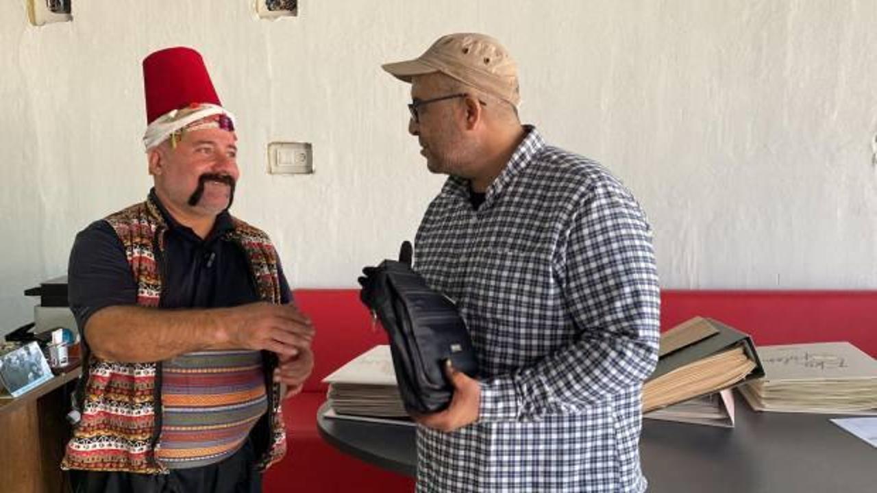 Suriyeli şerbet&ccedil;i i&ccedil;i para dolu bulduğu &ccedil;antayı sahibine teslim etti