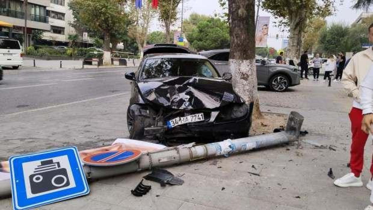 Kadıköy'de kaza! Direğe çarptı